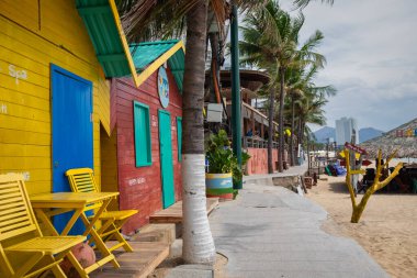 Nha Trang Sandy plajı, Vietnam 'da palmiye ağaçları ve restoranları ile Nha Trang' ın merkezinde yer alan bir halk plajıdır. Seyahat fotoğrafı. kopyalama alanı. Nha Trang Vietnam 12 Mayıs 2024
