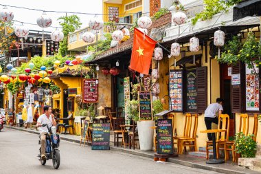 Hoi An Antik Kasabası 'nın geleneksel sarı evleri. Hoi An Vietnam 'ın tarihi kasabasındaki yerel dükkanlar ve restoranlar. Seyahat fotoğrafı, seçici odak - 21 Mayıs 2024