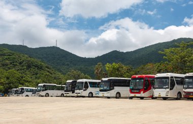Da Nang Vietnam 'daki otoparkta turist otobüsleri. Büyük turist otobüsleri Vietnam 'ın turistik yerindeki otoparkta turist gruplarını bekliyor. Seyahat fotoğrafı, metin için kopyalama alanı - 22 Mayıs 2024