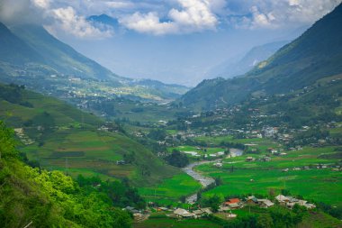 Sapa Kasabası, Lao Cai Eyaleti, Kuzey Vietnam. Sa Pa Vietnam 'da nehir ve evleri olan yeşil bir vadi. Sa Pa 'daki güzel köyler. Yürüyüş ve yürüyüş için ideal bir yer..