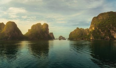 Golden Hour Ha long bay Vietnam. Ha Long Bay, UNESCO Dünya Mirası Bölgesi, Vietnam, Hindiçin, Güneydoğu Asya. Bai Tu Long Körfezindeki Balıkçı Köyü