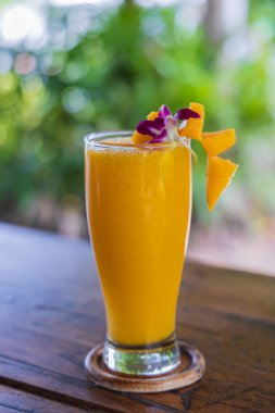 Taze mangolu bir bardakta mango smoothie. Mango ferahlatıcı içecek. Sağlıklı mango smoothie. Organik meyveli taze meyve suyu..