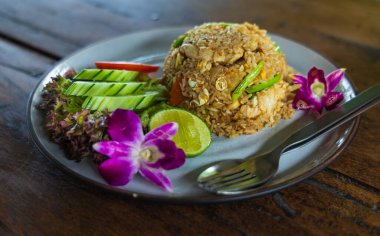 Tavuk kızartması ve beyaz pilav. Tayland tavuğu ve beyaz pirinç kızartması. Kızarmış tavuğu salata ve pilav ile karıştırın..