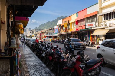 Tayland. Phuket Eski Kasabası 'ndaki eski Çin-Portekiz binaları olan Phuket kasabası. Yolun kenarına motosikletler park edilmiş. Eski kasabadaki dükkanlar ve restoranlar. 26 Haziran 2024