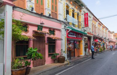 Phuket, Tayland. Phuket Eski Kasabası 'nda Çin-Portekiz binaları olan eski bir Phuket kasabası ve sokaklarda dolaşan bir turist. Eski kasabadaki dükkanlar ve restoranlar. 26 Haziran 2024