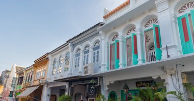 Phuket, Tayland. Phuket Eski Kasabası 'nda Çin-Portekiz binaları olan eski bir Phuket kasabası ve sokaklarda dolaşan bir turist. Eski kasabadaki dükkanlar ve restoranlar. 26 Haziran 2024