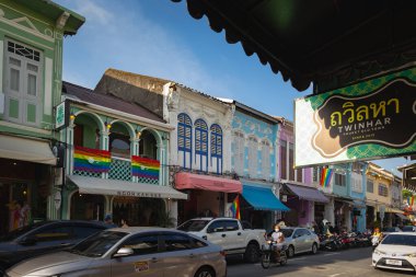 Tayland. Phuket Eski Kasabası 'nda renkli Çin-Portekiz binaları olan eski bir Phuket kasabası. Yolun kenarında motosikletleri ve arabaları var. Eski kasabadaki dükkanlar ve restoranlar. 26 Haziran 2024