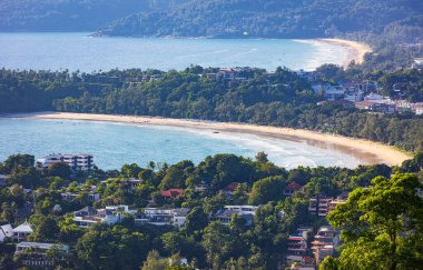 Tepeden deniz körfezi manzarası. Tayland 'da tatil. Tayland Phuket Adası lagün bölgesi. Doğa ve evler, sahil ve deniz. Seyahat fotoğrafı. Doğayla çevrili bir göl..