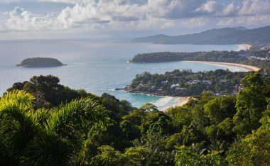 Tepeden deniz körfezi manzarası. Tayland 'da tatil. Tayland Phuket Adası lagün bölgesi. Doğa ve evler, sahil ve deniz. Seyahat fotoğrafı. Doğayla çevrili bir göl..