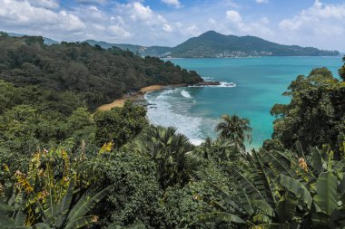 Tepeden deniz körfezi manzarası. Tayland 'da tatil. Tayland Phuket Adası lagün bölgesi. Doğa ve evler, sahil ve deniz. Seyahat fotoğrafı. Doğayla çevrili bir göl..