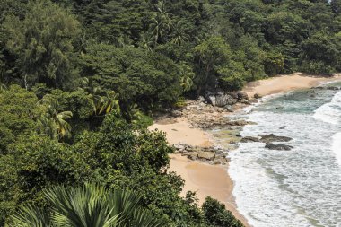 Küçük doğal göl manzarası. Yukarıdan bak. Doğal yaşam alanı Phuket. Tayland Phuket Adası doğayla iç içe. Ve turkuvaz suyu. Seyahat fotoğrafı. Doğayla çevrili bir göl..