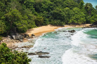 Küçük doğal göl manzarası. Yukarıdan bak. Doğal yaşam alanı Phuket. Tayland Phuket Adası doğayla iç içe. Ve turkuvaz suyu. Seyahat fotoğrafı. Doğayla çevrili bir göl..