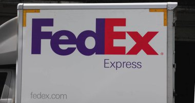 FedEx aracı teslimat yapıyor. FedEx teslimat kamyonu Phuket Tayland 'da caddenin kenarına park etmiş. FedEx araba teslimatı. 25 Temmuz 2024