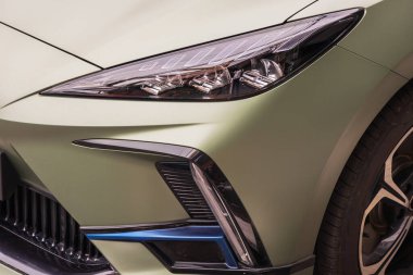 Modern araba farının ışığını kapat. Araba lambası detaylarını yakın plan çek. Yepyeni arabanın farları ve lambaları. araba ışığı ve aksesuarlar.