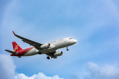 Shenzhen Havayolları. Boeing 320 havada uçuyor ve arka planda bulutlar var. Seyahat fotoğrafı, kopyalama uzayı. Hava otobüsü. Tayland Phuket 30 Temmuz 2024