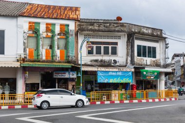Phuket, Tayland. Phuket Eski Şehir caddesi manzaralı Phuket 'te eski Çin-Portekiz binaları olan eski bir kasaba. Dükkanlar ve restoranlar. 26 Haziran 2024
