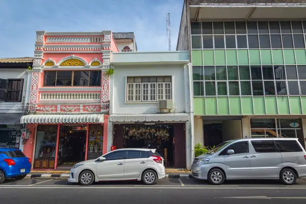 Phuket, Tayland. Phuket Eski Şehir caddesi manzaralı Phuket 'te eski Çin-Portekiz binaları olan eski bir kasaba. Dükkanlar ve restoranlar. 26 Haziran 2024