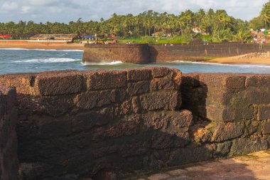 Candolim 'deki Aguada Kalesi, Goa, Hindistan. Hintli turist Aguada Kalesi Sinquerim 'i ziyaret ediyor. Taj Kalesi Aguada. 17. yüzyıl Portekiz kalesi, seyahat fotoğrafı, kopyalama uzayı. 12 Ağustos 2024