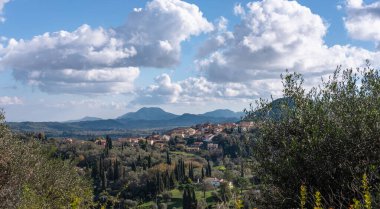 Yunanistan İyon adaları- Corfu Adası 'ndaki tepeden küçük kasaba manzaralı kırsal alan. Yunan manzarası. Korfu Adası 'nda bir yolculuk. Seyahat fotoğrafı, hiç kimse, metin için alanı kopyala