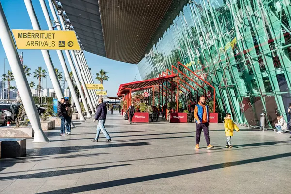 Arnavutluk 'taki Tiran Uluslararası Havalimanı. Tiran Uluslararası Havalimanı Nene Tereza 'nın dışı. Turistler terminale girip çıkıyorlar. Editör, seyahat fotoğrafı - 26 Ocak 2024