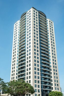 Şehir kondominyum binası. İzole yapılar emlak yatırım temaları için mükemmel. Konut kullanımı için apartmanları olan yüksek katlı modern binalar. Çok katlı bir bina cephesi