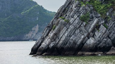 Kuzey Vietnam, Halong Körfezi 'ndeki kireçtaşı dağ manzarası. UNESCO Dünya Mirası Alanı, Engebeli Kaya oluşumu.