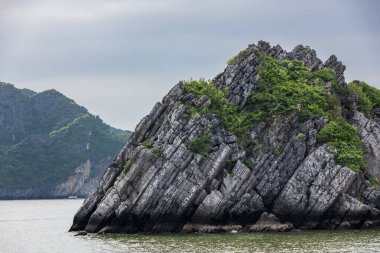Kuzey Vietnam, Halong Körfezi 'ndeki kireçtaşı dağ manzarası. UNESCO Dünya Mirası Alanı, Engebeli Kaya oluşumu.