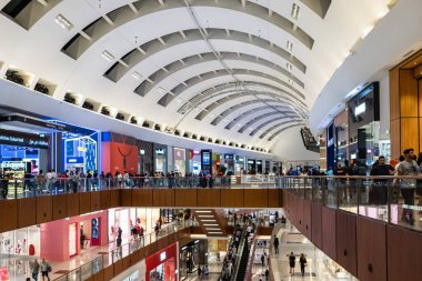 Dubai Alışveriş Merkezi 'nin içi. Emirliklerin Alışveriş Merkezi 'nde müşteriler. Dünyanın en ünlü perakendecileri ile dünyanın en büyük alışveriş merkezidir. Modern lüks alışveriş merkezi Dubai 'de UAE-Jan 28,2024-Travel fotoğraf