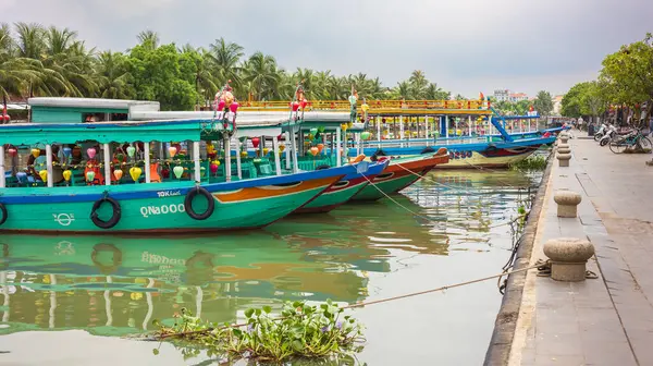 UNESCO dünya mirası bölgesi. Hoi An, Vietnam 'daki en popüler yerlerden biridir. Turist seyahat tekneleri nehre yanaştı. Huzurlu bir buluşma yeri. 22 Mayıs 2024