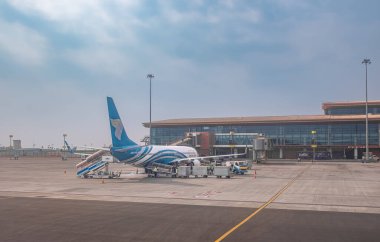 Umman uçağı Mumbai Uluslararası Havaalanı Hindistan 'dan kalkmaya hazırlanıyor. Uman Havaalanından Boeing 737 A40-BI. Seyahat fotoğrafı - Mar 23. 2024