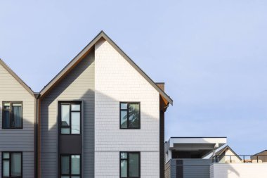 Vancouver BC 'deki yeni Modern Ev Apartmanları. Güneşli yaz gününde Kanada modern konut mimarisi. Modern apartman binasının mimari detayları. kiralama özellikleri