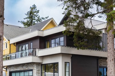 Vancouver BC 'deki yeni Modern Ev Apartmanları. Güneşli yaz gününde Kanada modern konut mimarisi. Modern apartman binasının mimari detayları. kiralama özellikleri
