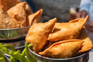 Sebze dolgulu samosalar, popüler Hint atıştırmalıkları. Kızarmış Patates Samosa. Hint yemeği. Samosa plakası kapat.