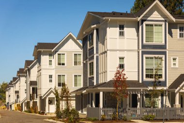 Vancouver BC 'deki yeni Modern Ev Apartmanları. Güneşli yaz gününde Kanada modern konut mimarisi. Modern apartman binasının mimari detayları. kiralama özellikleri