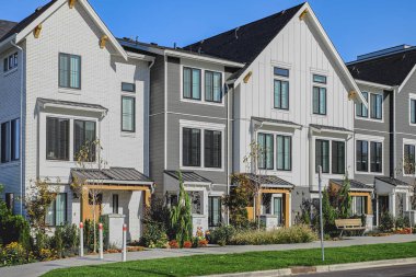 Vancouver BC 'deki yeni Modern Ev Apartmanları. Güneşli yaz gününde Kanada modern konut mimarisi. Modern apartman binasının mimari detayları. Yatırım özellikleri.