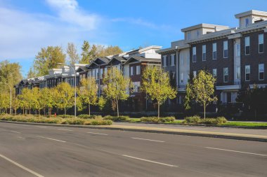 Vancouver BC 'deki yeni Modern Ev Apartmanları. Güneşli yaz gününde Kanada modern konut mimarisi. Modern apartman binasının mimari detayları. Yatırım özellikleri.