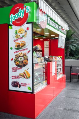 Mumbai Chatrapati Shivaji Uluslararası Havalimanı 'nda yaz aylarında yiyecek ve soğuk içecek satan fast food tezgahı. Hint sokak yemekleri, Foody 's. Büfe ya da yiyecek satan küçük bir dükkan. Editör - Mar 24. 2024