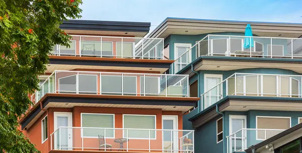 Vancouver BC 'deki yeni Modern Ev Apartmanları. Güneşli yaz gününde Kanada modern konut mimarisi. Modern apartman binasının mimari detayları. Yatırım özellikleri.