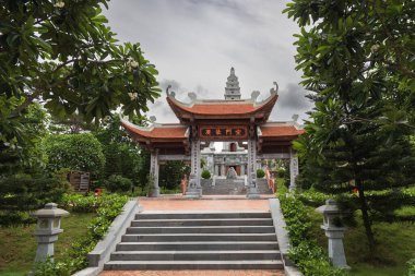 Bao Hai Linh Tanga Pagoda Hon Gai, Quang Ninh, Vietnam, Ha long. 17-18 yüzyılın antik Vietnam pagoda mimarisi ve eşsiz yaratıcılık sanatı. Seyahat fotoğrafı. Vietnam, 11 Haziran 2024