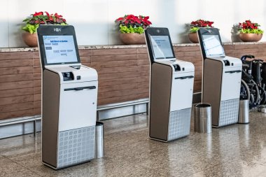 Havaalanında kayıt yaptırmak, bilet basmak ya da bilet almak için self-servis makinesi var. Uçuş bileti kaydı, online biniş kartı yazıcı-Mar 26.2024-Mumbai Hindistan
