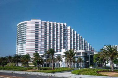 Lüks Konut Apartmanı. Modern Konut Apartmanı Kompleksi Binası cephesi. Yeni inşaat dairesinin dış görünümü veya mavi gökyüzü arka planlı apartman kompleksi