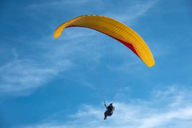 Phuket Tayland 'da mavi gökyüzü ile paraşütle atlamak. Gökyüzünde güzel manzarayla yamaç paraşütü yapan adam. Gökyüzünden Phuket 'i keşfedin. Tayland yamaç paraşütü okulu. 8 Temmuz 2024
