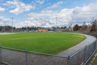 Güzel bir parkta beyzbol sahası, British Columbia 'da yeşil beyzbol sahası. Kanada 'da çitli beyzbol sahası