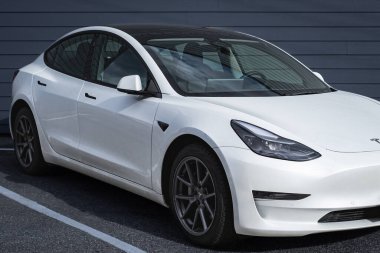 Beyaz Tesla Model S 2022 ön görüş. Tesla Motors 'un elektrikli arabası Vancouver Kanada' da park yerinde park halinde. Sokak fotoğrafı.