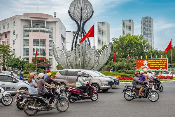 Nha Trang Vietnam 'daki kavşakta motosiklet trafiği sıkışık. Gündüzleri trafik sıkışıklığı olur. Nha Trang şehrinin şehir manzarası. Çok sayıda motosiklet sürücüsü yoğun trafik yolunda. 28.2024 Mar