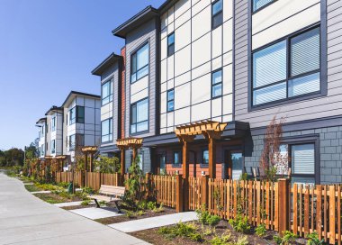 Vancouver BC 'deki yeni Modern Ev Apartmanları. Güneşli yaz gününde Kanada modern konut mimarisi. Modern apartman binasının mimari detayları. kiralama özellikleri