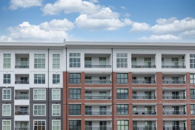 Vancouver BC 'deki yeni Modern Ev Apartmanları. Kanada modern konut mimarisi. Lüks evler. Modern apartman binasının mimari detayları. Kiralık evler, gayrimenkul..