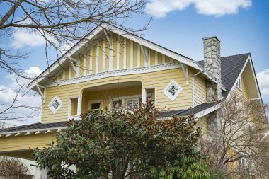 Arka planda mavi gökyüzü olan eski çiftlik evi. Evin dışı eski. Kanada 'daki İngiliz Kolombiyası kır evi. Geleneksel Kanada evi. Kereste evi. Emlak.