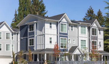 Vancouver BC 'deki yeni Modern Ev Apartmanları. Güneşli yaz gününde Kanada modern konut mimarisi. Modern apartman binasının mimari detayları. Yatırım özellikleri.