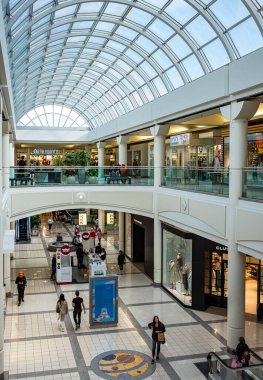 British Columbia, Canada Burnaby Metropolis 'in Metrotown alışveriş merkezi manzarası. Metropolis 'te insanlar yürüyor. Alışveriş merkezinin güzel mimarisi